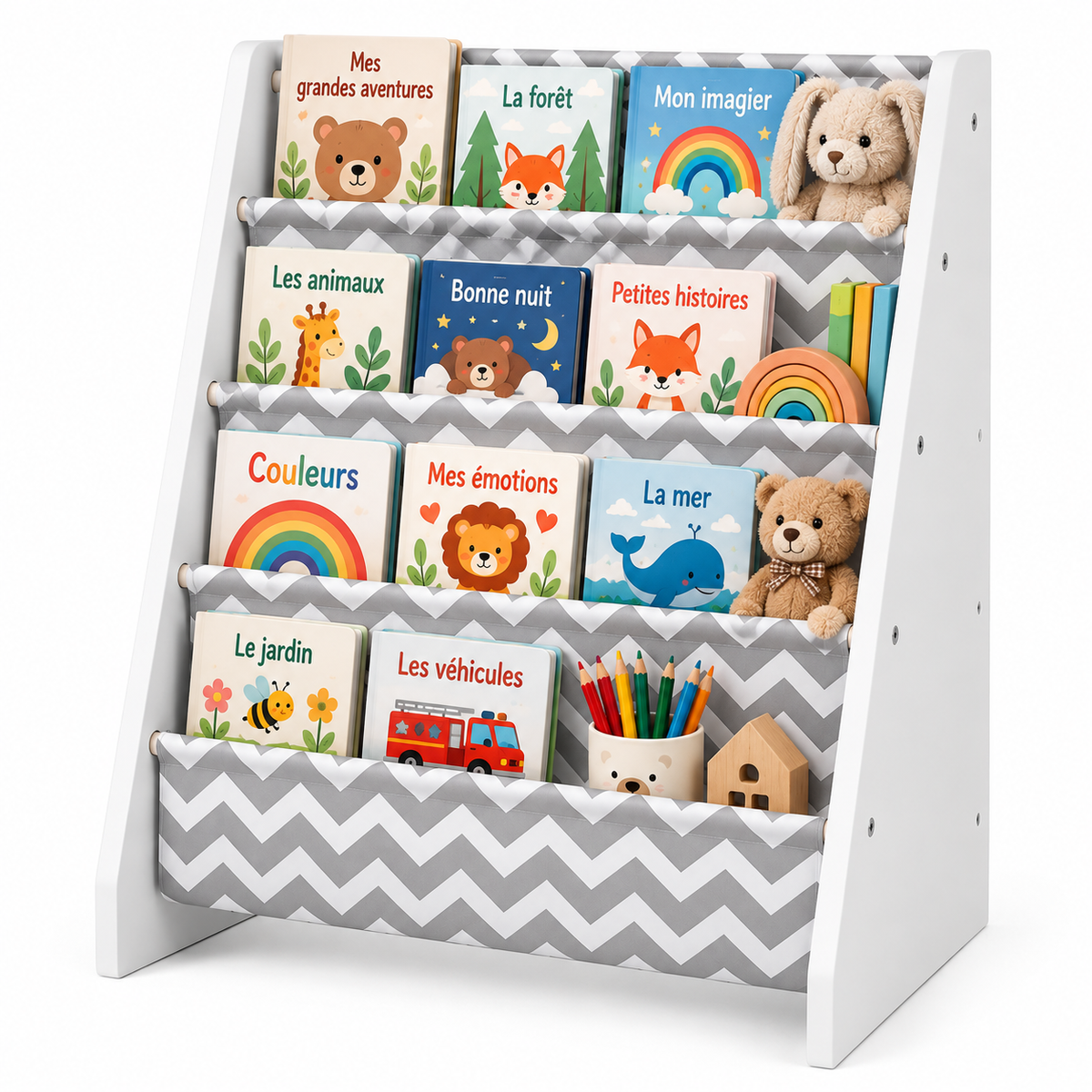 Bibliothèque enfant blanche à quatre poches en tissu gris à chevrons avec livres, peluches et accessoires sur fond blanc
