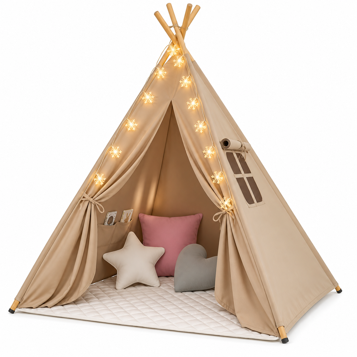 Tente tipi enfant beige avec tapis matelassé, coussins et guirlande lumineuse sur fond blanc