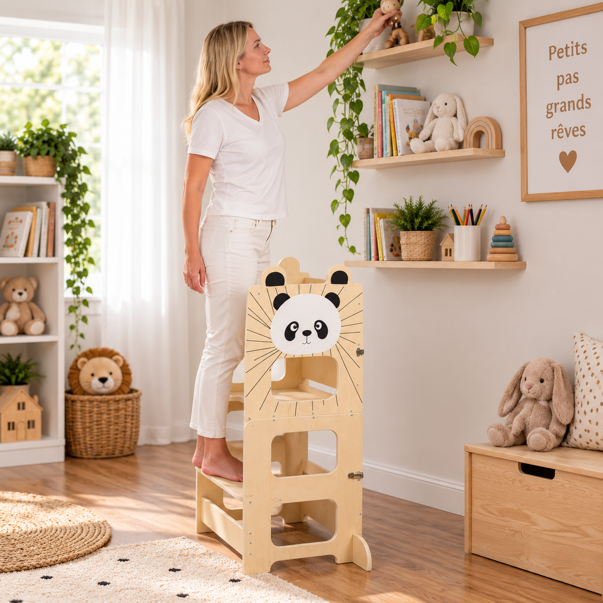 Adulte utilisant la tour d’apprentissage Montessori 3-en-1 modèle Panda pour atteindre une étagère