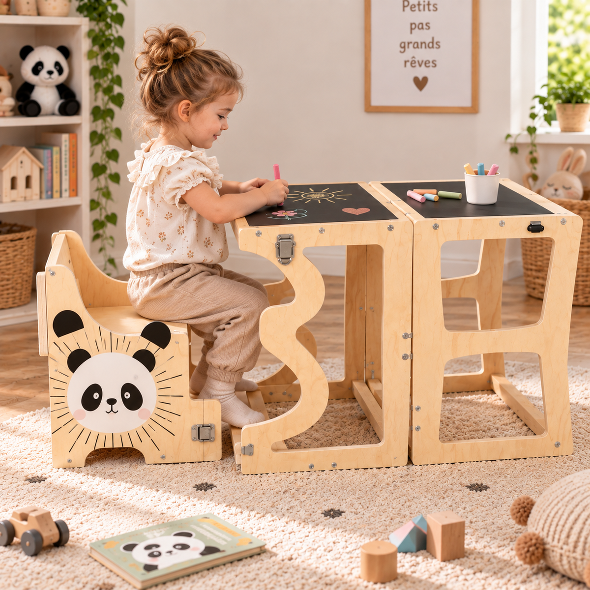 Enfant jouant avec la tour d’apprentissage Montessori 3-en-1 Panda transformée en table avec tableau noir